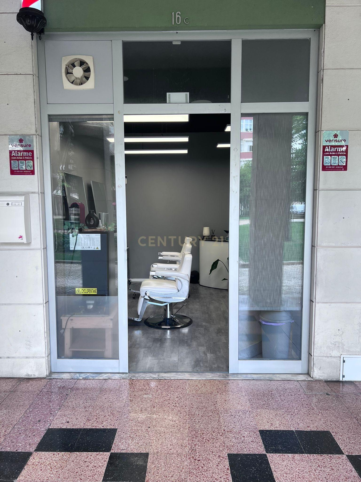 Loja com Excelente Montra em Zona Residencial de Grande Passagem