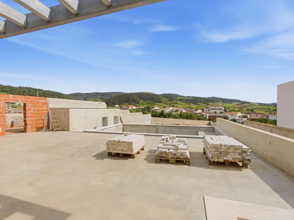 MORADIA T3 NOVA COM PISCINA E VISTA SERRA EM LOTE 795 M2 | Vilar, Cadaval - Image 22
