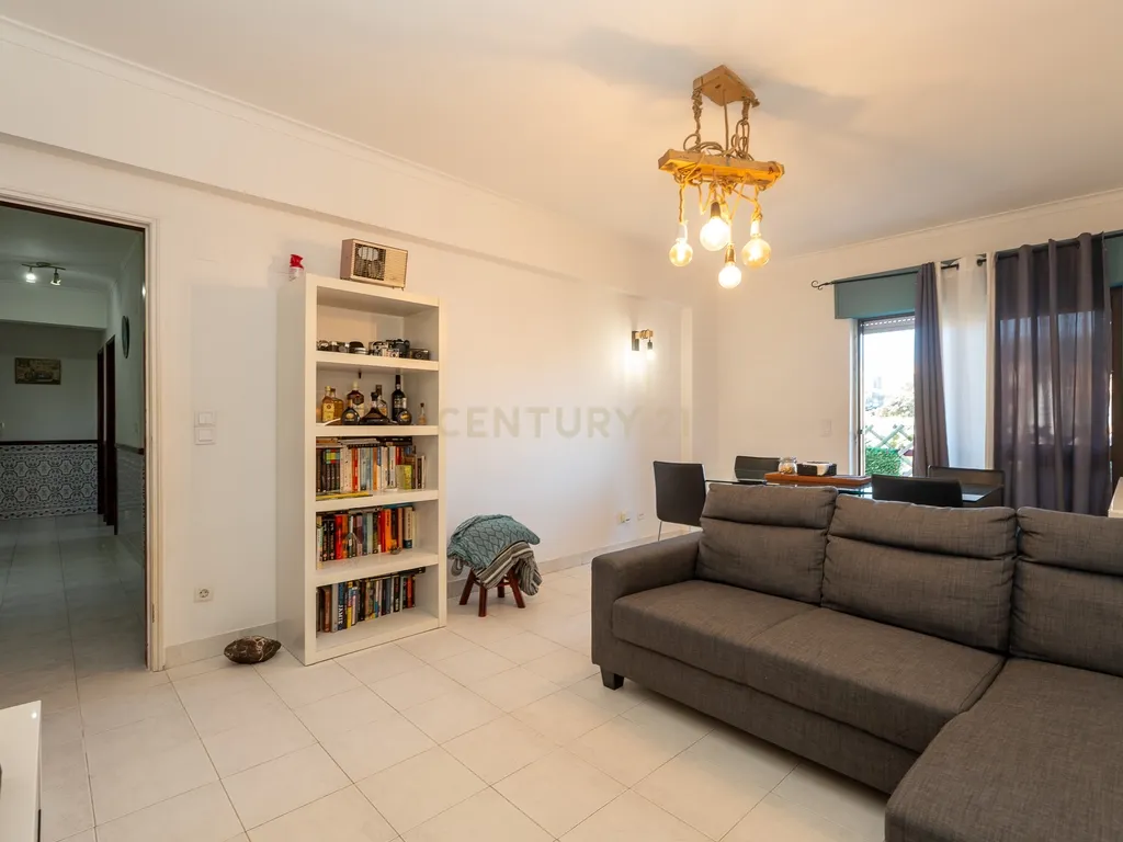 Apartamento de tipologia T2, com varanda, 1 wc e arrecadação, localizado em Agualva – Cacém, inserido em prédio de construção de 1996. - Image 13