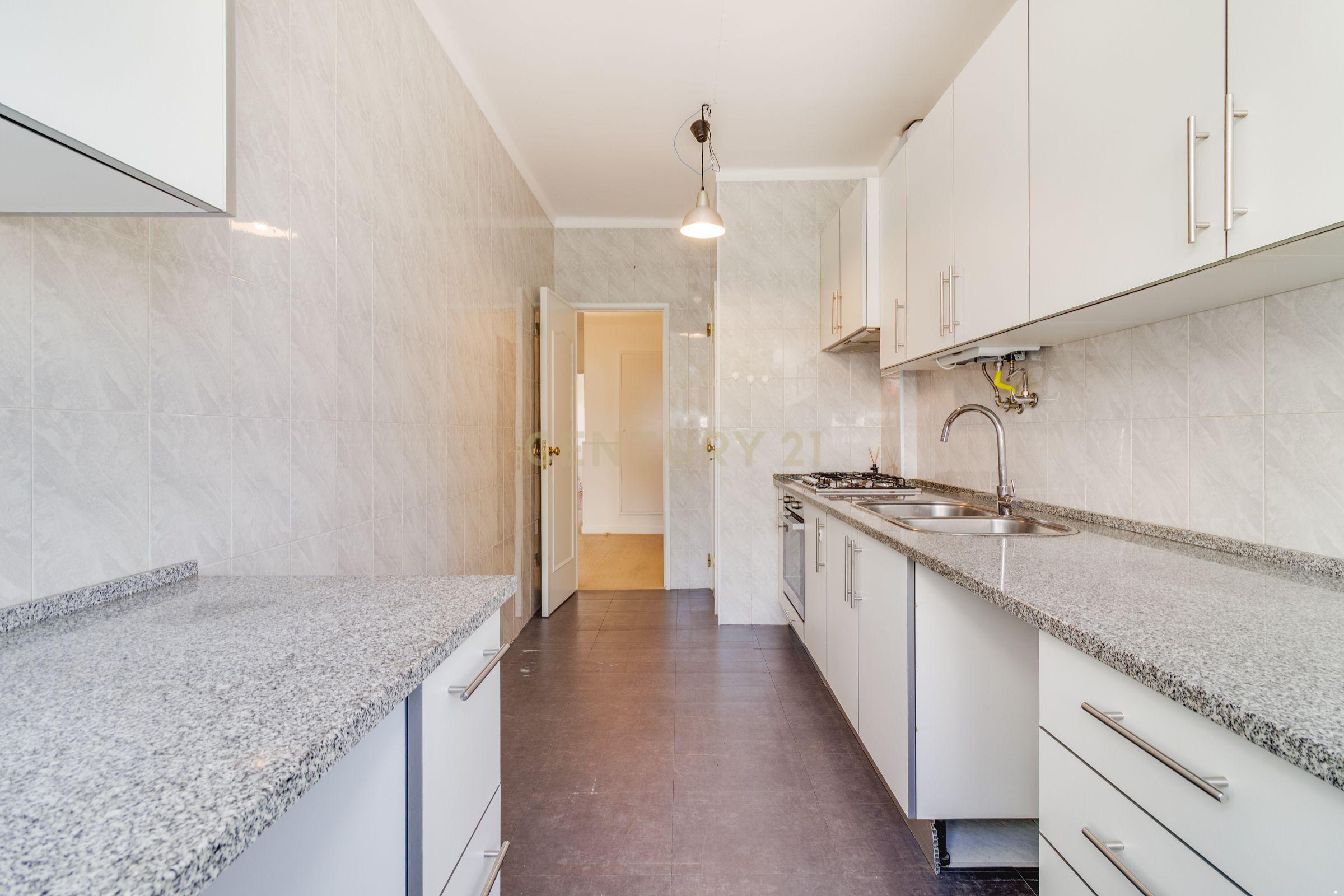 Fotografia 5 de Apartamento T3 Espaçoso e com Excelente Localização na Rinchoa — Rio de Mouro