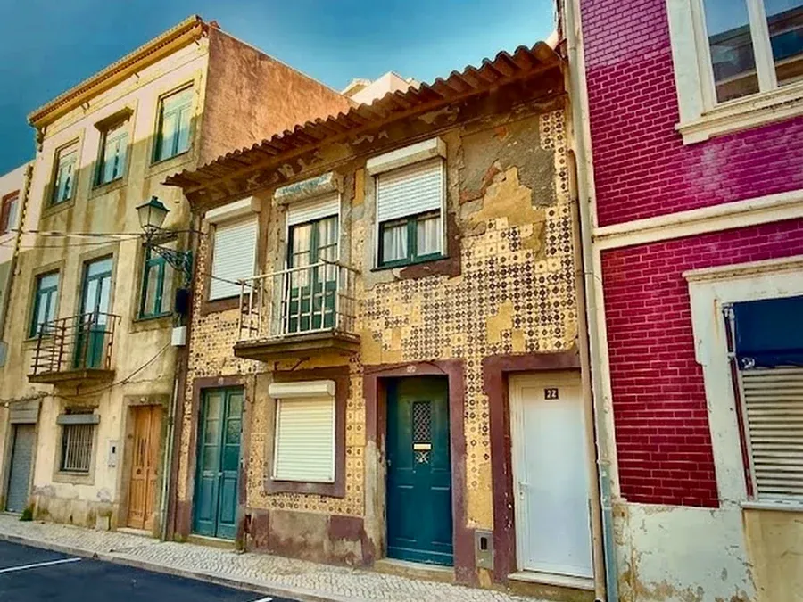 Casa para reabilitação na 2.ª linha de mar, com inquilino vitalício