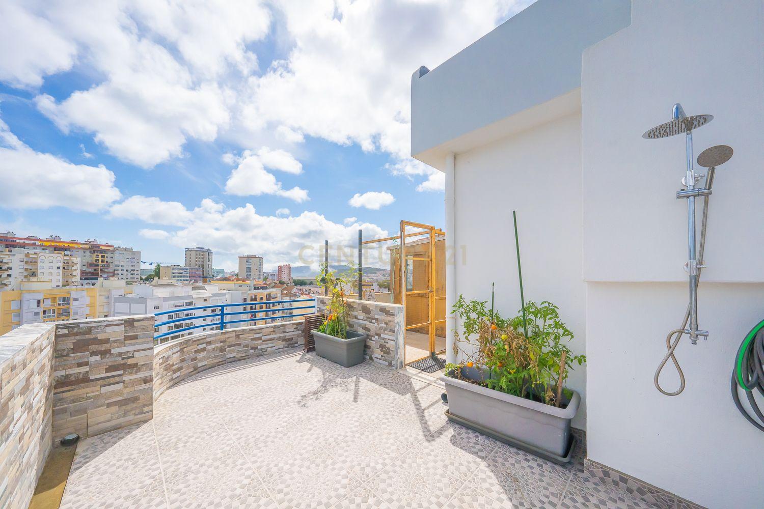 Fotografia 5 de Apartamento Único com 268m2 no Último Andar com Terraço Extraordinário em Setúbal