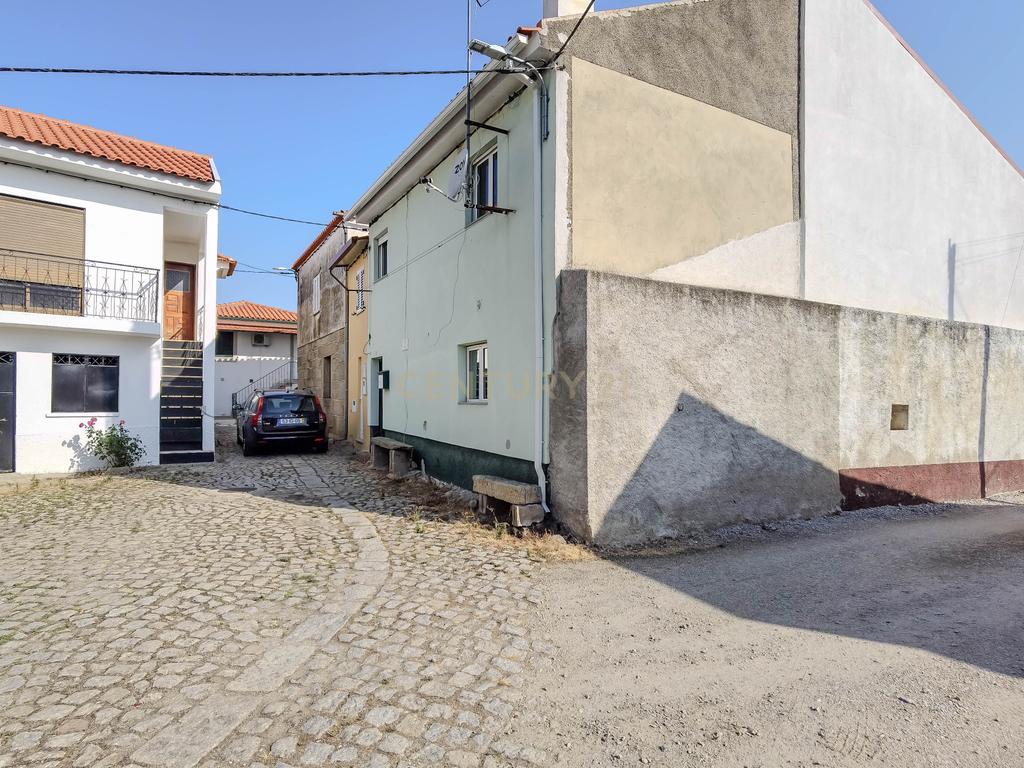 Moradia T2 com 70 m² localizada em Foz Côa, no Largo do Rossio, em pleno Alto Douro Vinhateiro. - Image 18