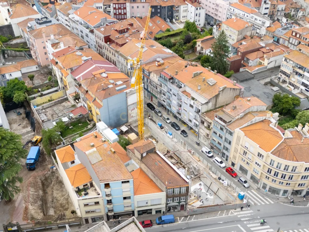 Prédio no centro do Porto com potencial construtivo. - Image 5
