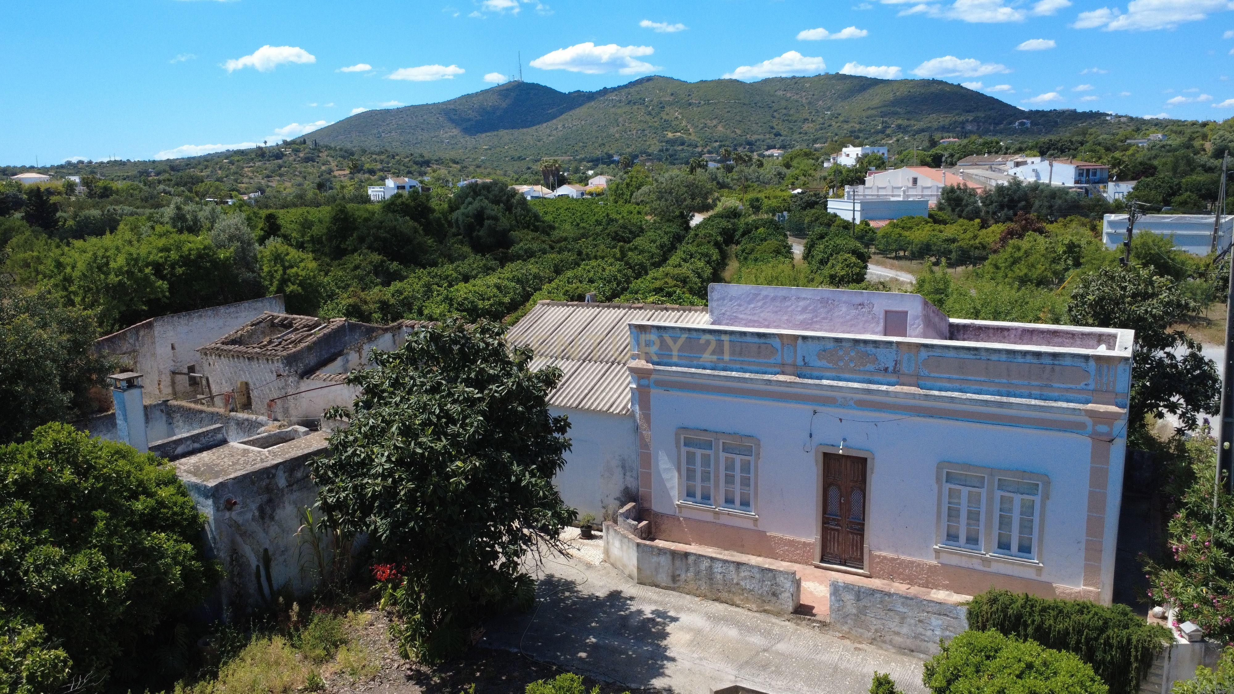 Fotografia 5 de Moradia térrea com terreno de 2.280 m² em Moncarapacho com excelente potencial de renovação