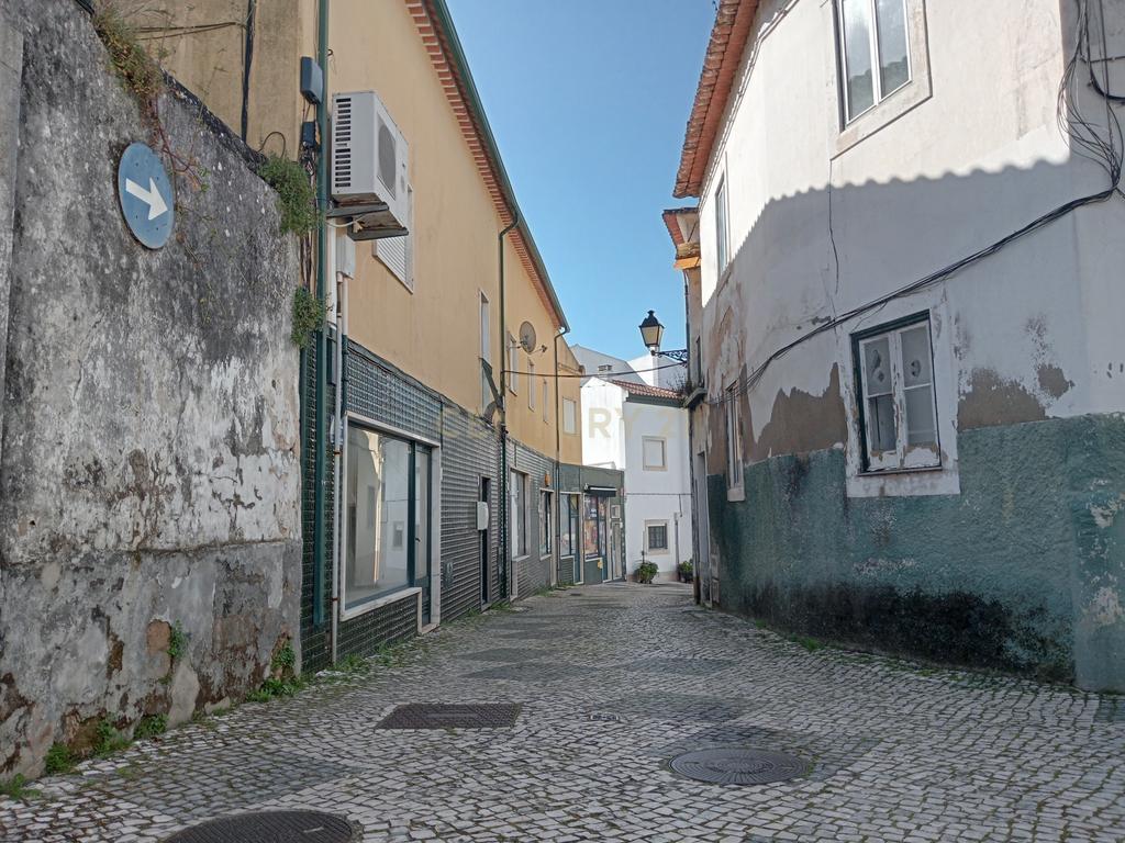 Edifício Versátil em Santarém com Vista e Acessibilidade - Image 4