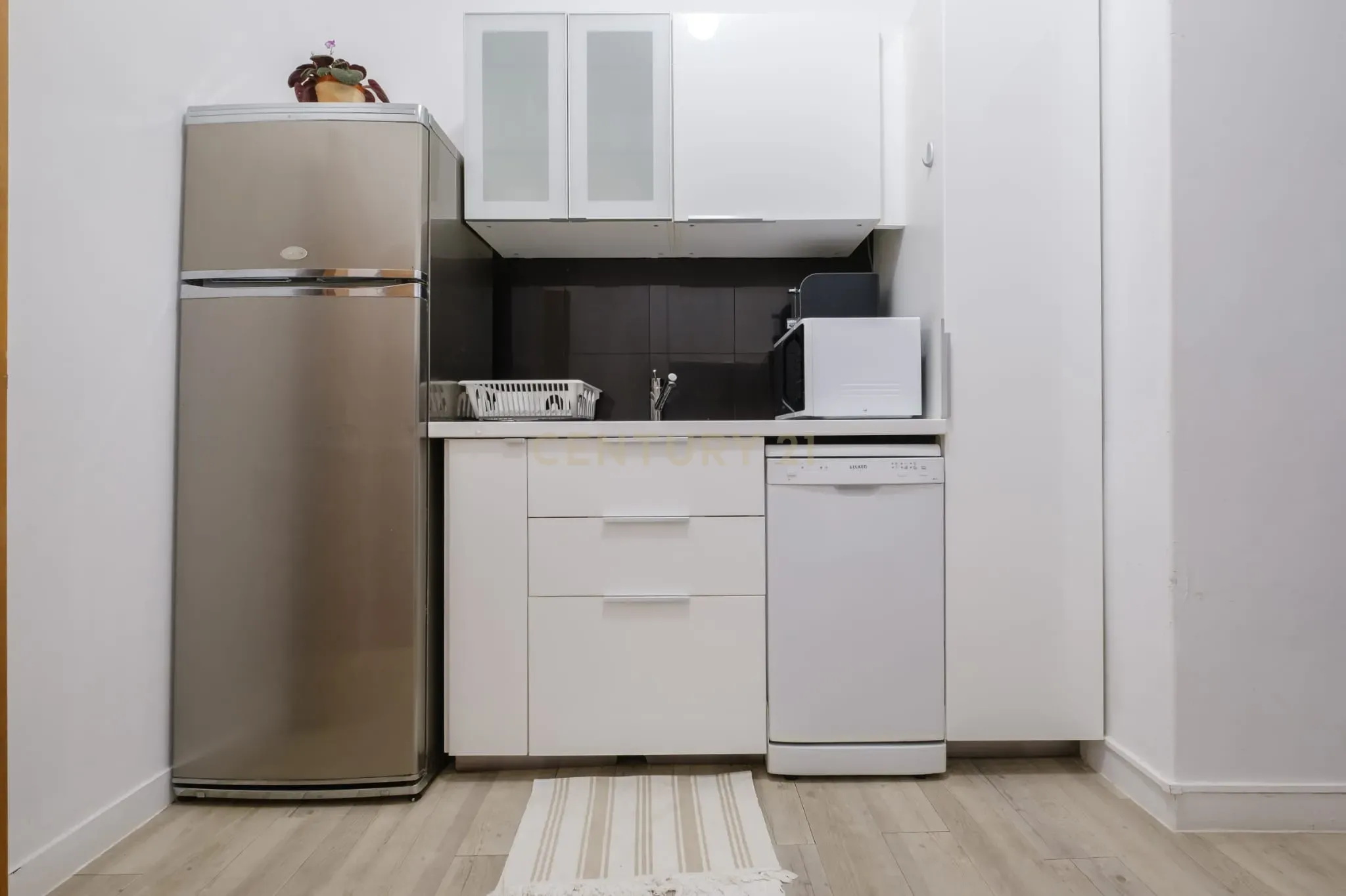 Apartamento T1 com terraço, perto de Santa Apolónia - Image 12