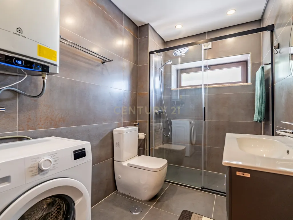 Apartamento T1 completamente remodelado com 2 varandas - Image 17