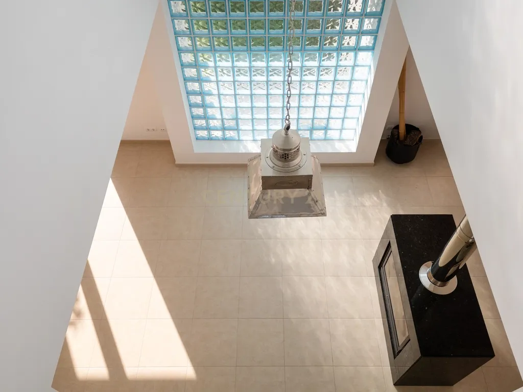 Vivenda exclusiva de construção moderna, 4 suítes, jardim imersivo com lago e viabilidade para piscina. - Image 10