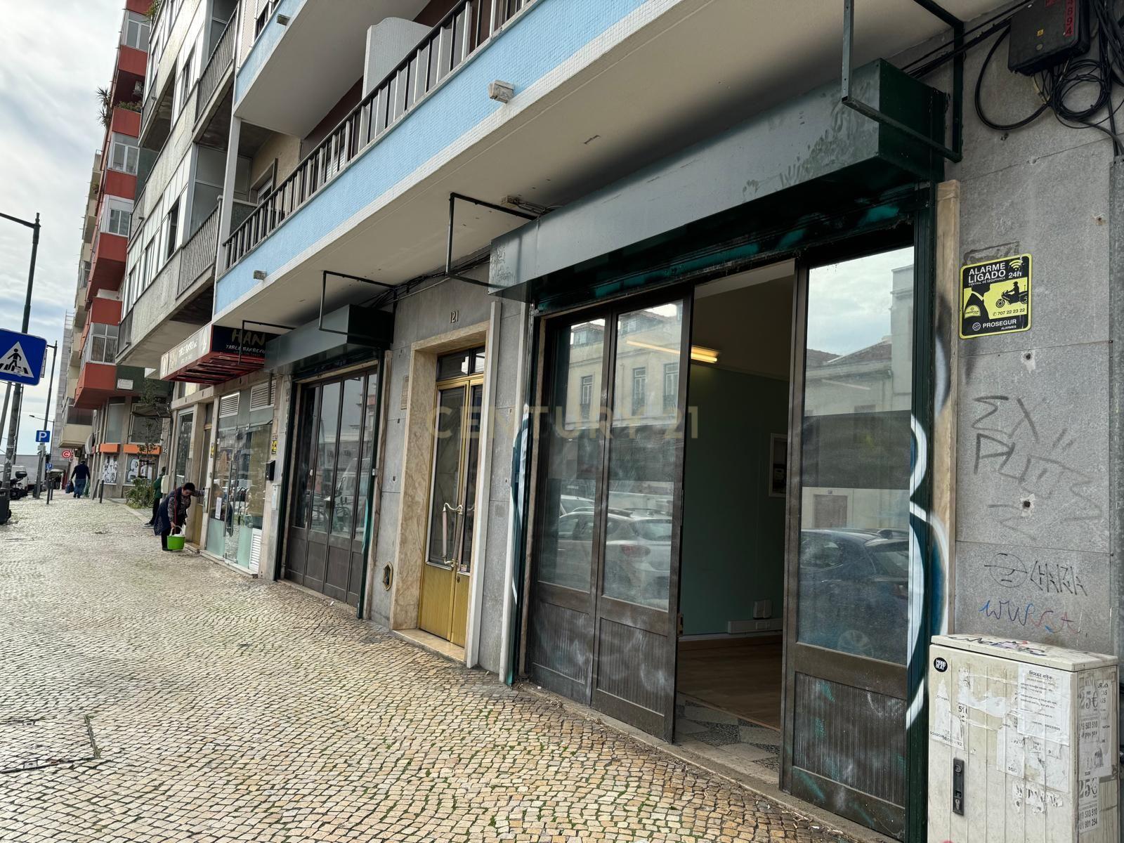 Arrenda-se Espaço Comercial de 370m² junto ao Campo Mártires da Pátria - Image 2