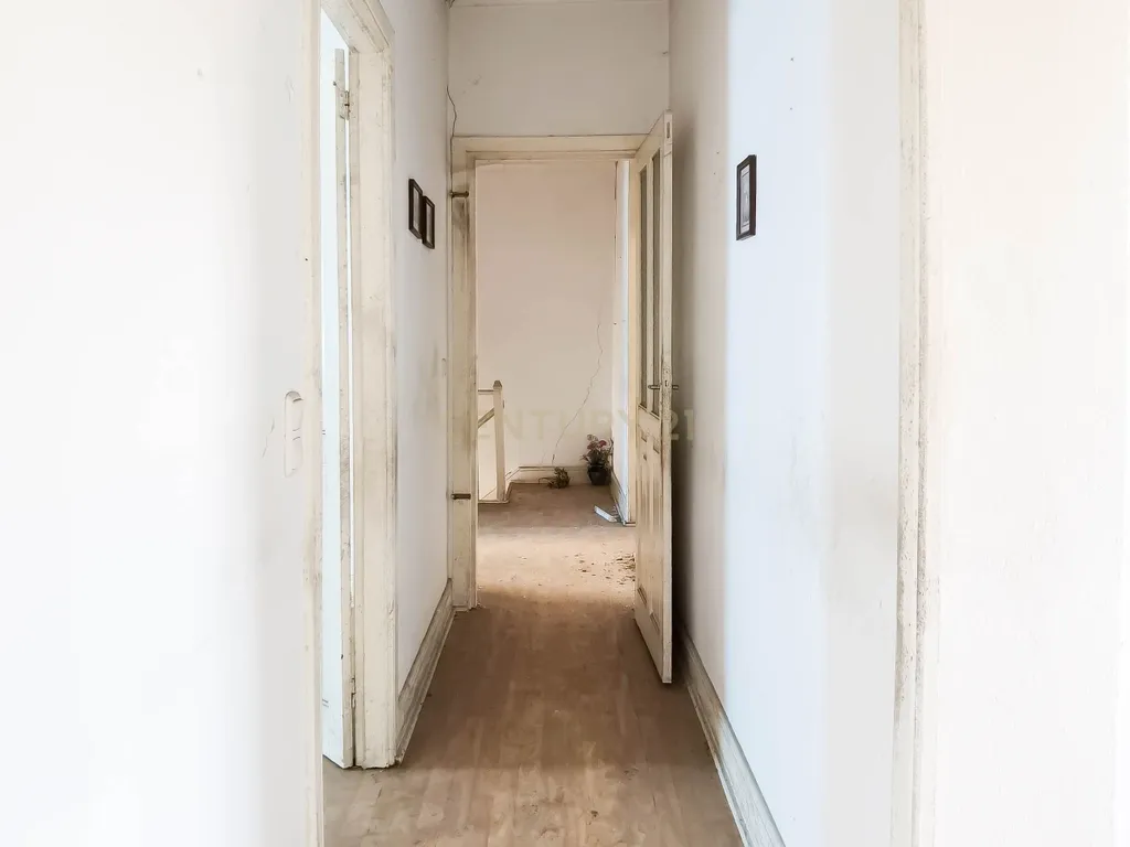 Prédio para reabilitação com terreno e viabilidade para construção na Venda Nova, em Rio Tinto - Image 9