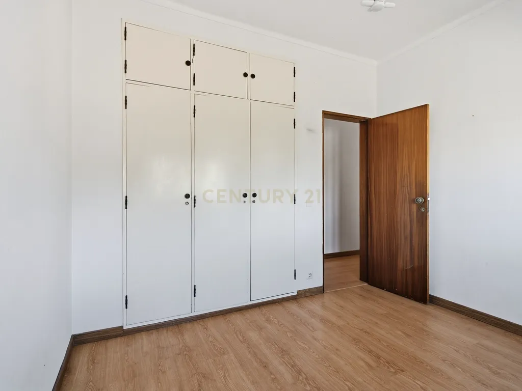 Moradia T7 de dois pisos com garagem, jardim e anexos | Terreno 894 m² na Paz em Mafra - Image 17