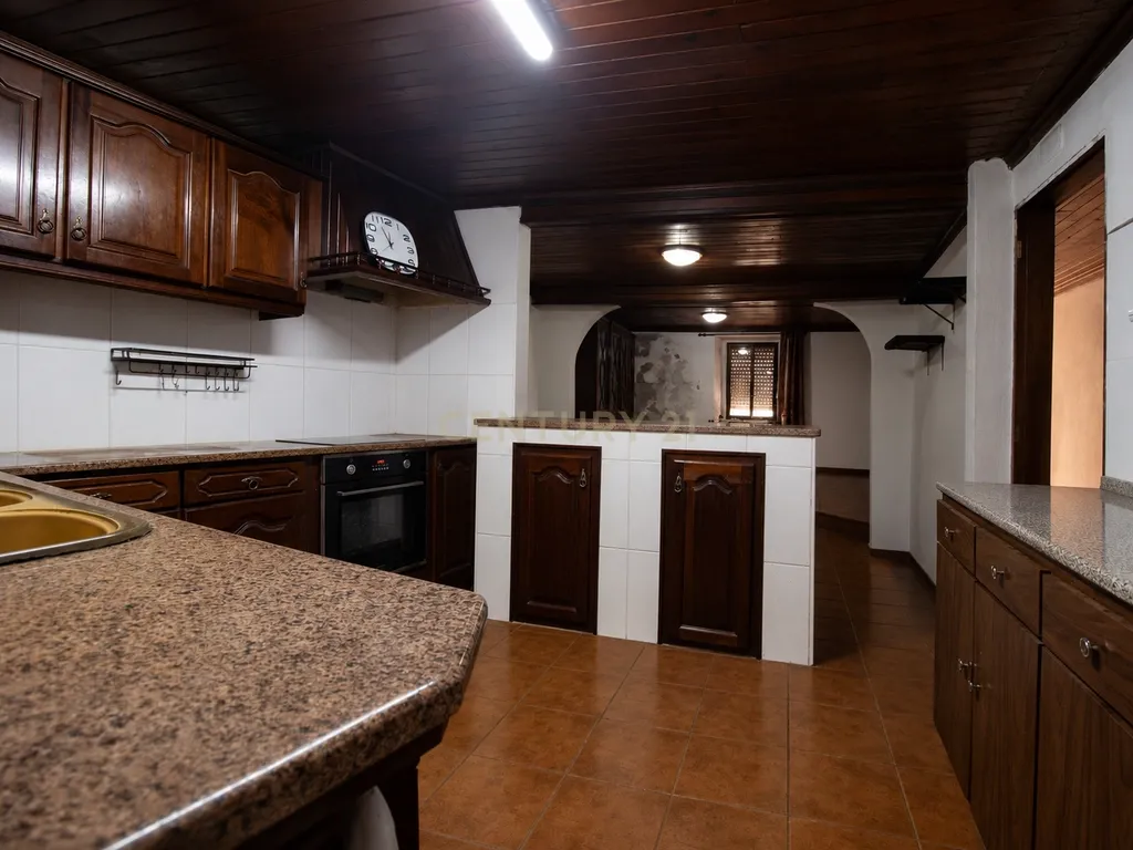Moradia T4 com Garagem para 3 Carros e Logradouro - Image 15