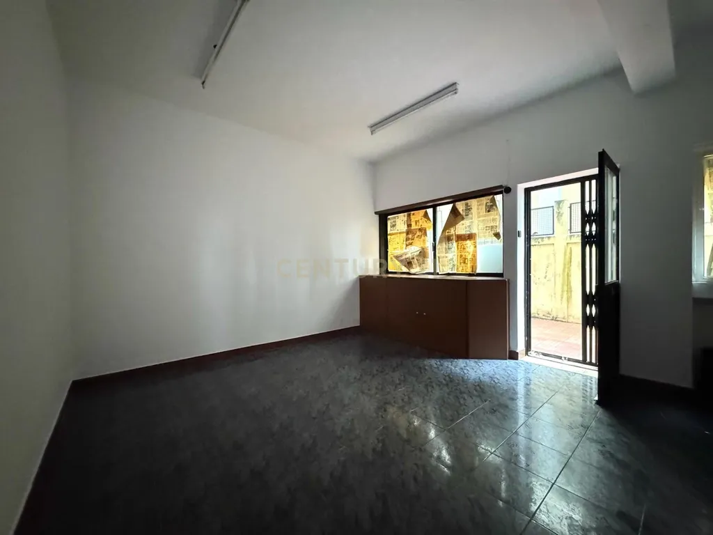 Café/Restaurante com 2 Armazéns e Loja Independente na Av. da República, Gaia - Image 35