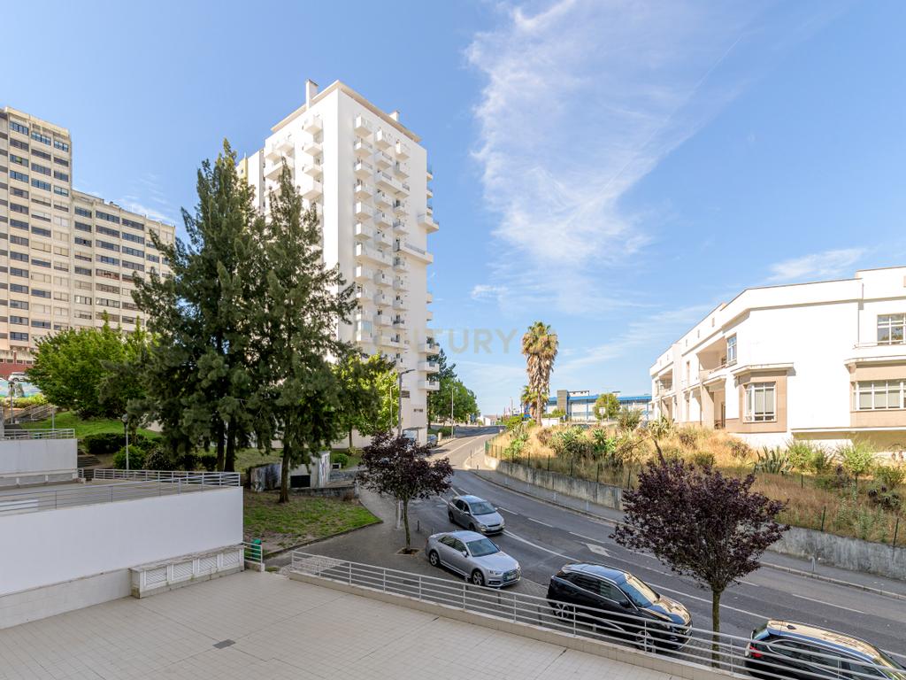 Apartamento T4 em Alfragide com Vista e Excelentes Acabamentos - Image 29