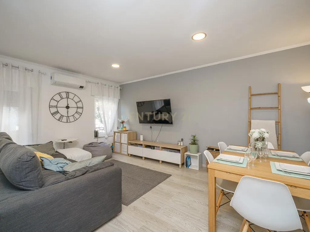 Apartamento T4 renovado | 175 m² | 3 varandas | Bairro do Liceu, Setúbal - Image 2
