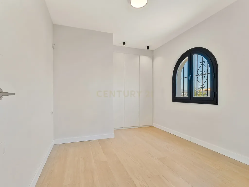 PENTHOUSE TOTALMENTE REMODELADA E PRONTA A ESTREAR COM VISTAS PANORÂMICAS PARA O MAR, DUAS VARANDAS E PISCINA EM MIJAS COSTA - Image 11