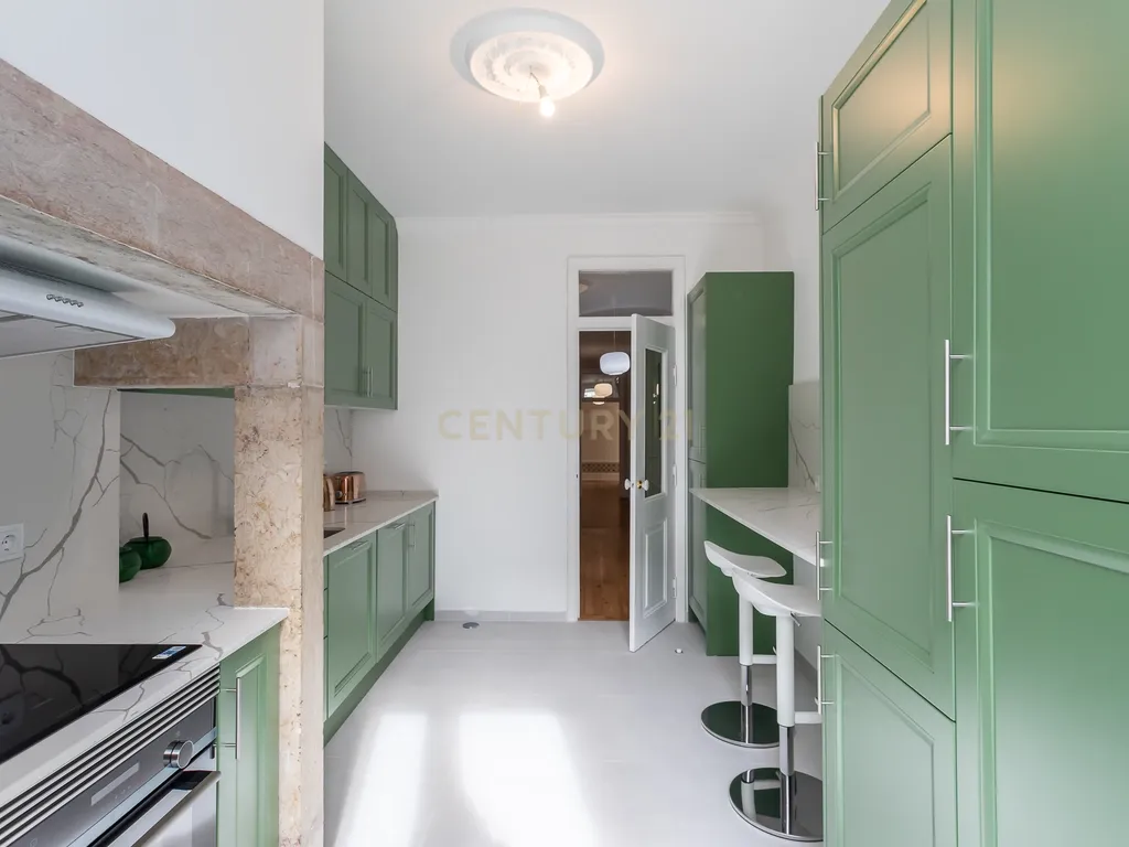 Apartamento Renovado e Mobilado na Av. João Crisóstomo, Lisboa - Image 14