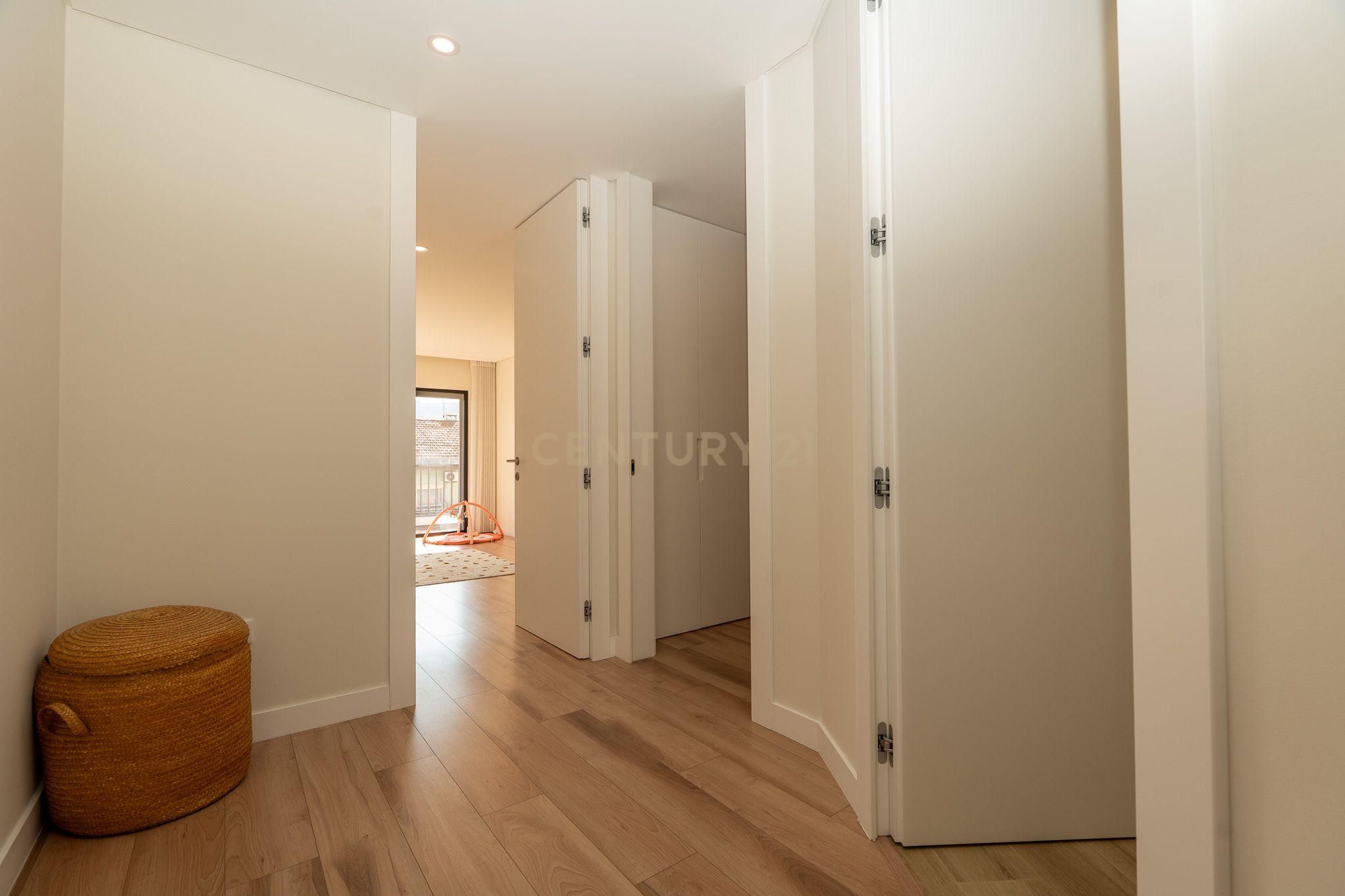 Apartamento T3+1 duplex, com terraço e estacionamento, no centro da cidade de Torres Vedras - Image 23