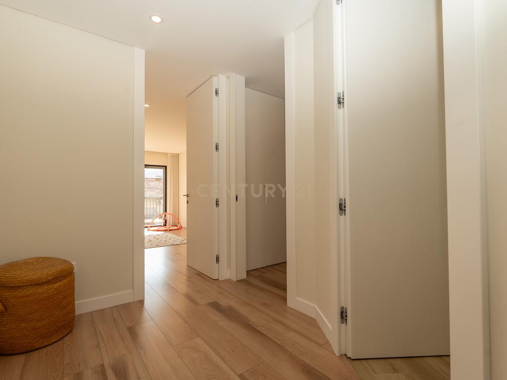 Apartamento T3+1 duplex, com terraço e estacionamento, no centro da cidade de Torres Vedras - Image 23