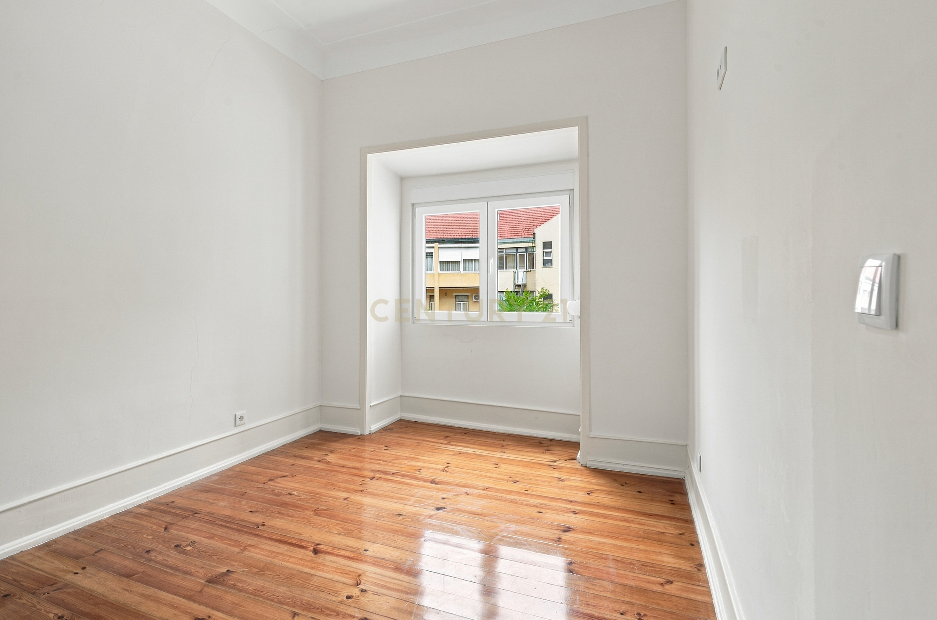 Fotografia 11 de Exclusivo na Penha de França | T3 Totalmente Remodelado com Elevador, Cozinha Equipada e Logradouro Privativo de 41 m²