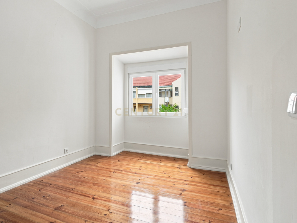 Exclusivo na Penha de França | T3 Totalmente Remodelado com Elevador, Cozinha Equipada e Logradouro Privativo de 41 m² - Image 11