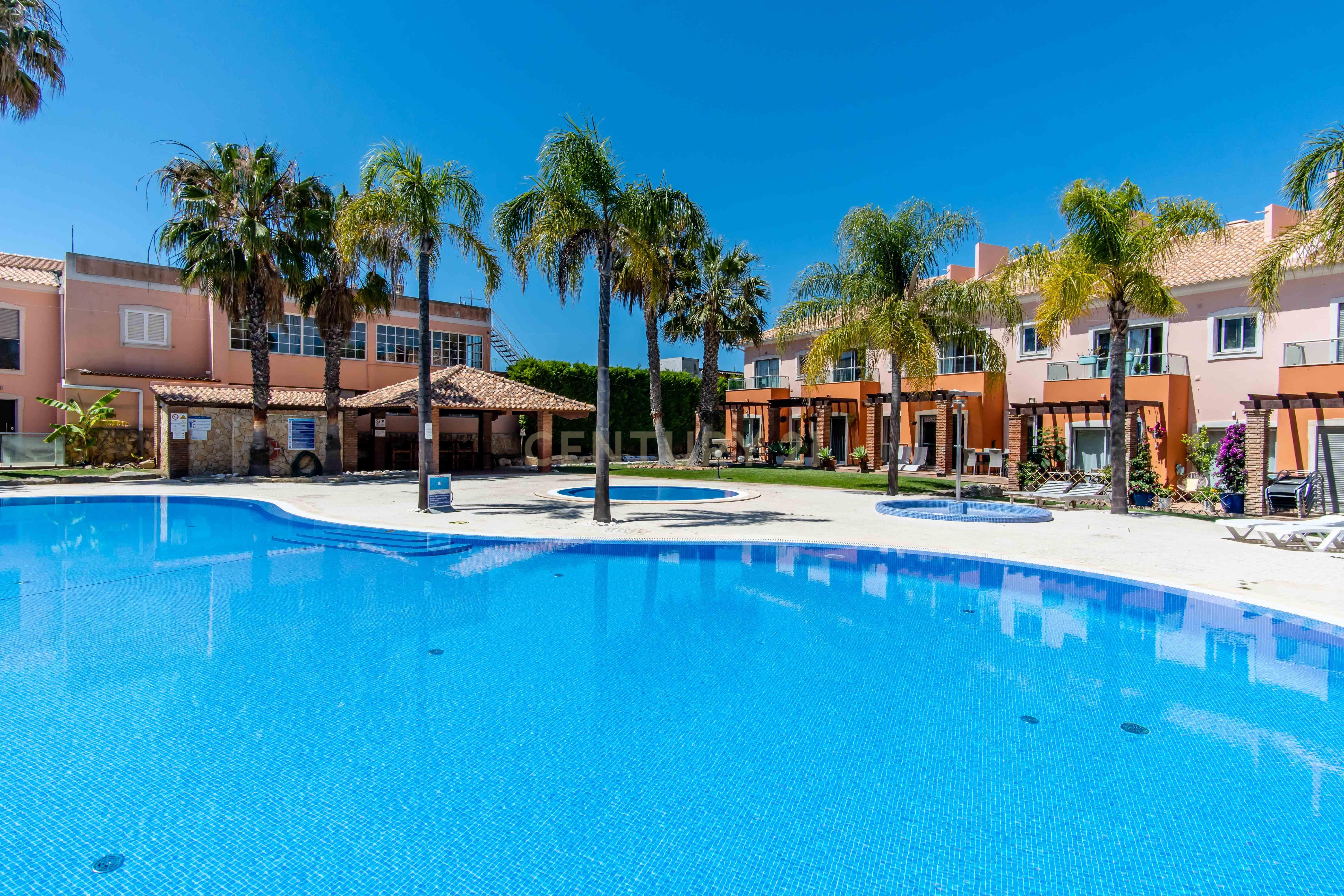 Fotografia 5 de Moradia T2 - Áreas Amplas, Piscinas, Garagem Fechada e Estacionamento