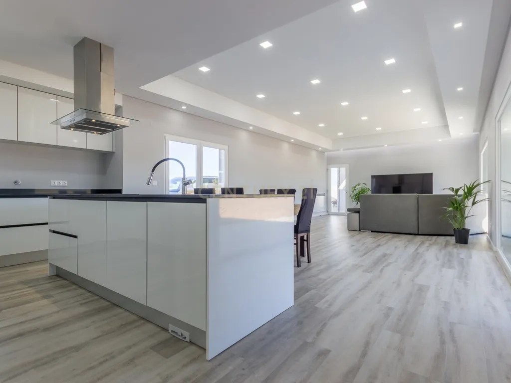 Vila Alegre / Fernão Ferro - Luxuosa moradia isolada térrea de 4 assoalhadas com arquitetura comtemporânea inserida em lote de 2775 m² - Image 8
