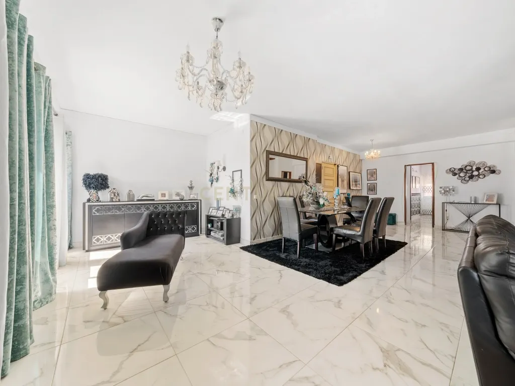 Apartamento Duplex de 7 assoalhadas no Barreiro - Image 12