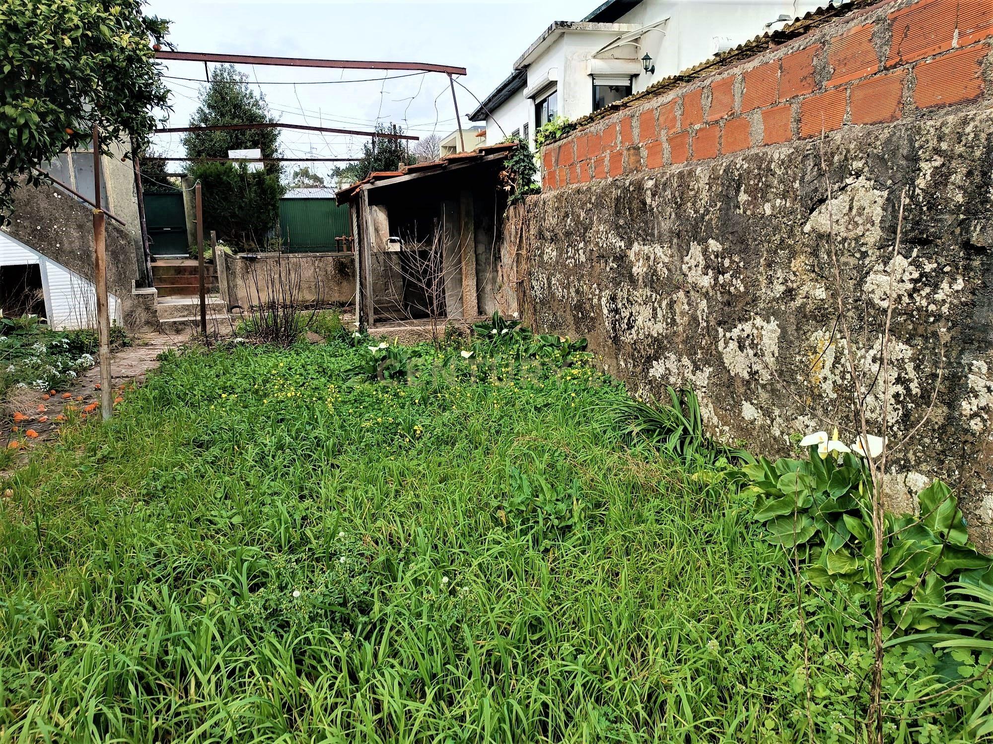 Moradia bifamiliar com cinco quartos, terreno e água para reconstrução no coração da Cidade da Maia, em Gueifaes - Image 38