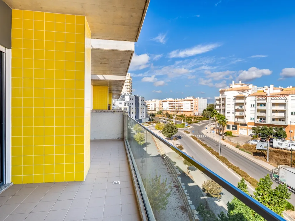 Apartamento T2+1 novo, design moderno, central, a 250metros da Praia de Armação de Pêra - Image 25
