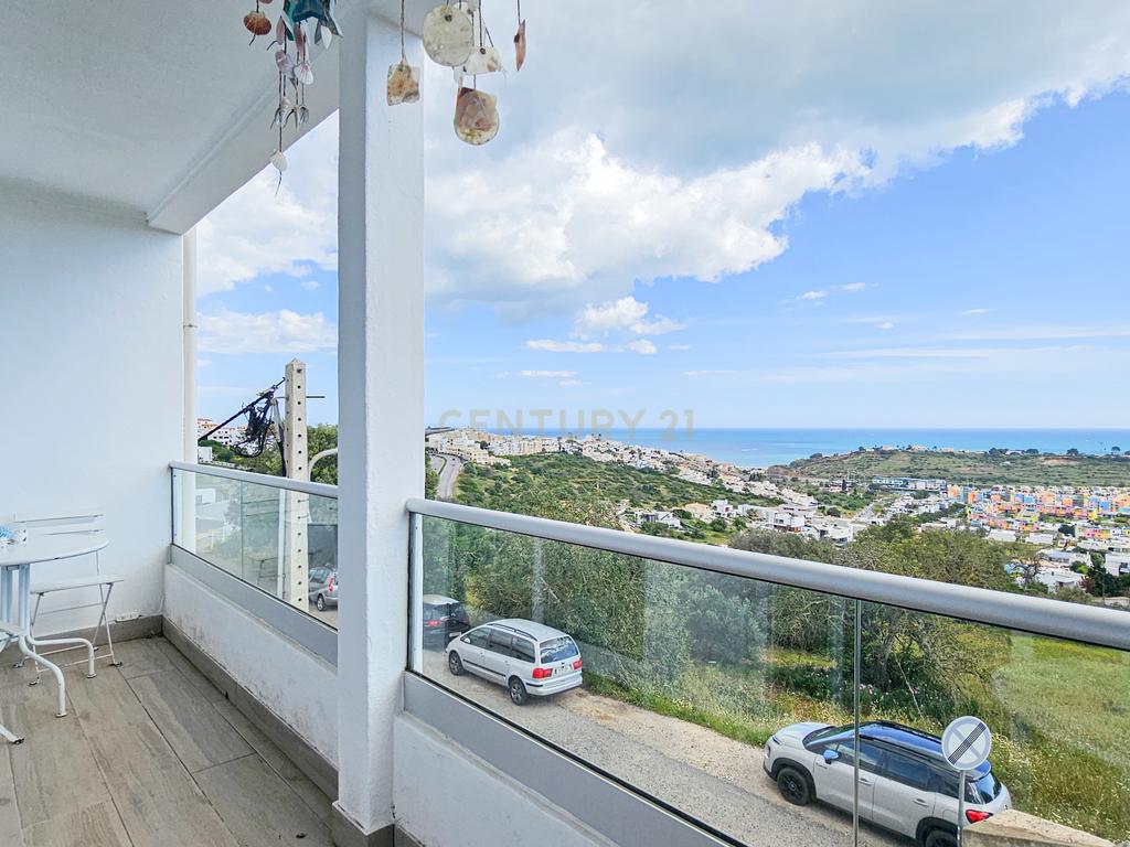 Apartamento T2 |  Renovado | Varanda | Vista Mar | Albufeira - Image 1