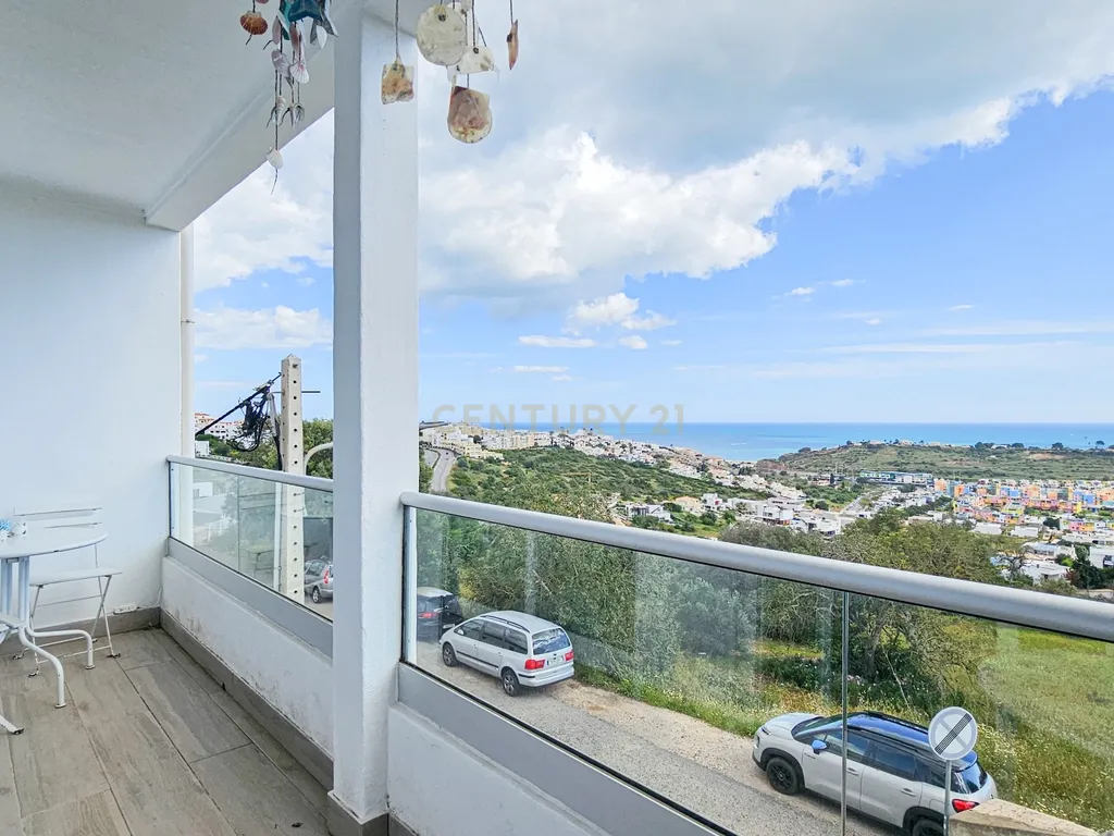 Apartamento T2 | Renovado | Varanda | Vista Mar | Albufeira - Image 1