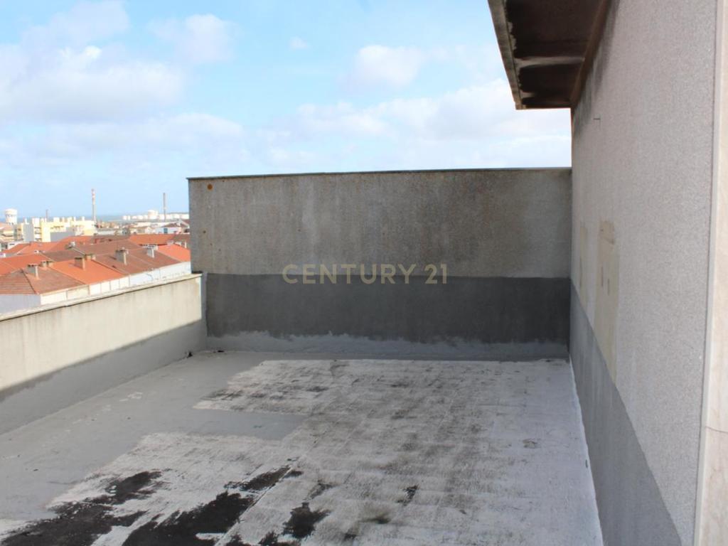 Apartamento T1 com Terraço de 125 m² no Centro do Barreiro - Image 13