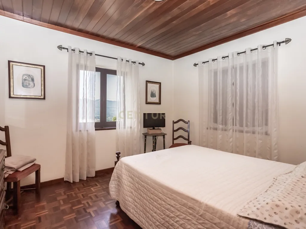 Duas moradias, um terreno com 650 m² e uma vista privilegiada para a Serra de Sintra - Image 15