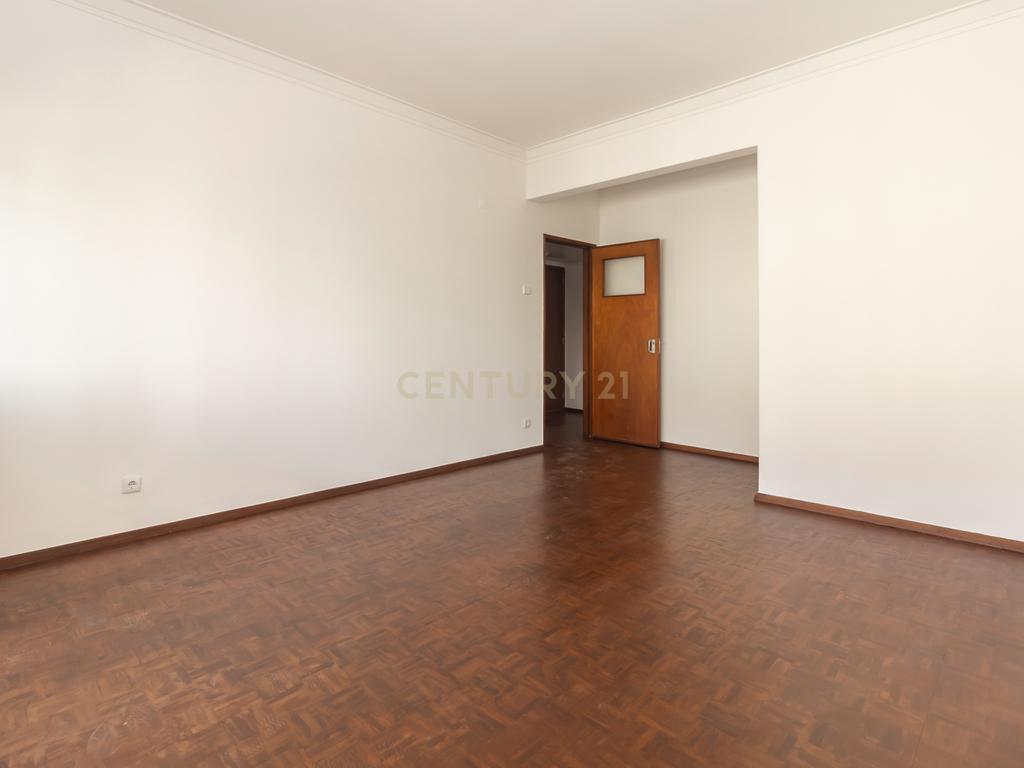 Apartamento T2 para arrendamento no centro da Costa da Caparica - Image 8