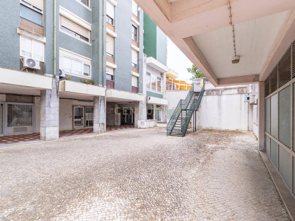 Apartamento T4 com Boas Áreas - Prt Av. Cidade Lourenço Marques - Olivais - Image 23