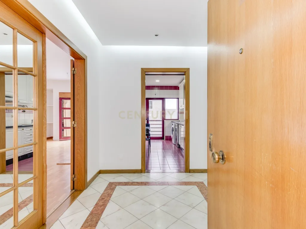 Apartamento T4 com Terraço Privativo e Churrasqueira no Condomínio Lezíria Parque | Vila Franca de Xira - Image 2
