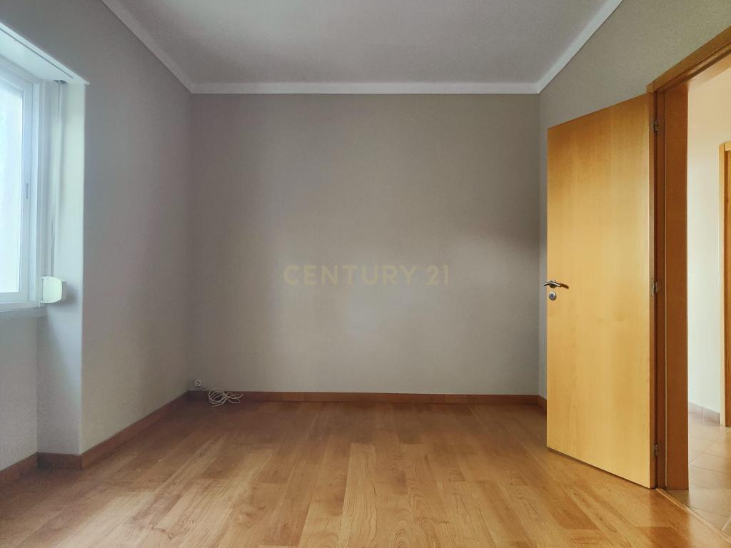 Prédio Bi-Familiar T2 e 2 Anexos Tipologia T1 Em Zona Residencial Tranquila Na Póvoa de Santo Adrião  - Image 50