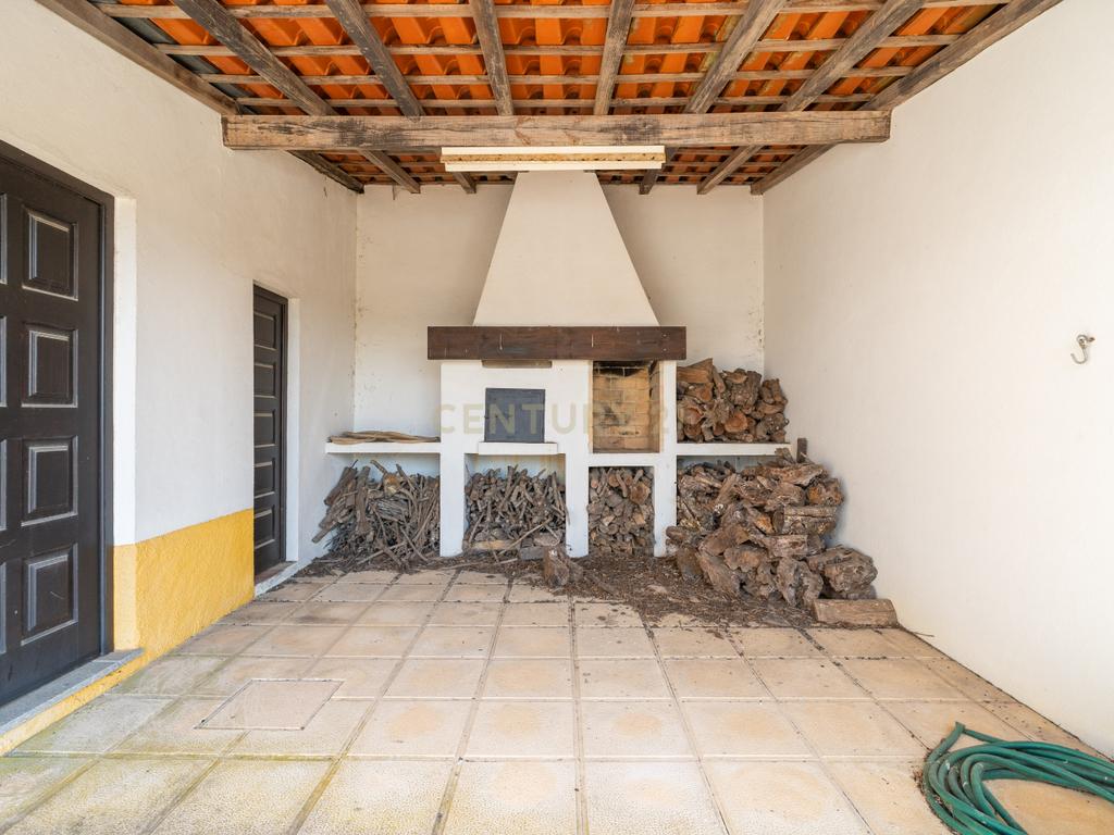 Moradia c/ Terreno e Garagem na Chapinheira - Image 3
