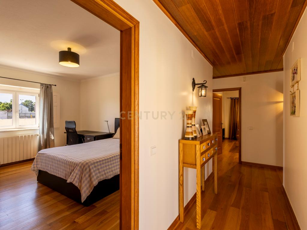 Moradia T5 Térrea com Piscina, Garagem e Lote de 2000 m² – Venda do Alcaide - Image 18