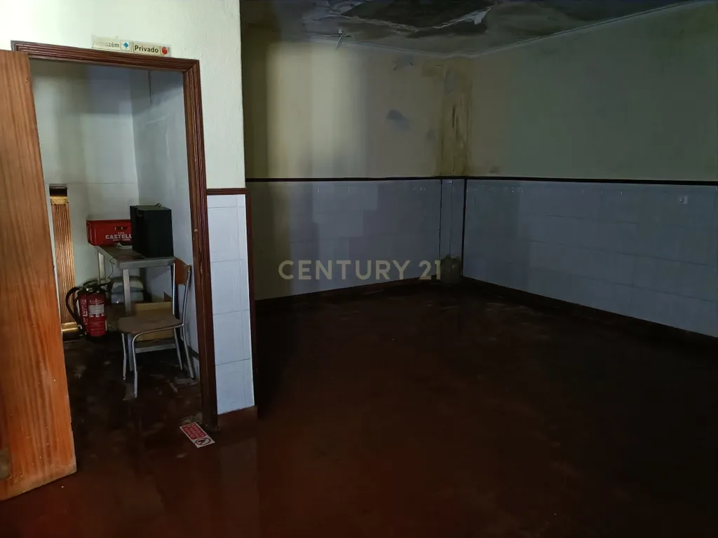 Espaço Comercial na Rua Passos Manuel, Alhandra - Image 11