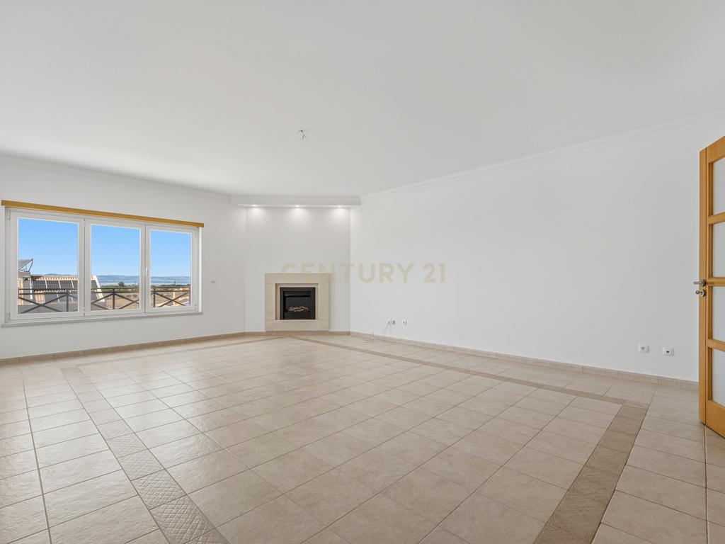 Duplex Exclusivo | 1 Quarto + 3 Suites | Terraços | Vista Panorâmica sobre o Estuário do Tejo - Image 6
