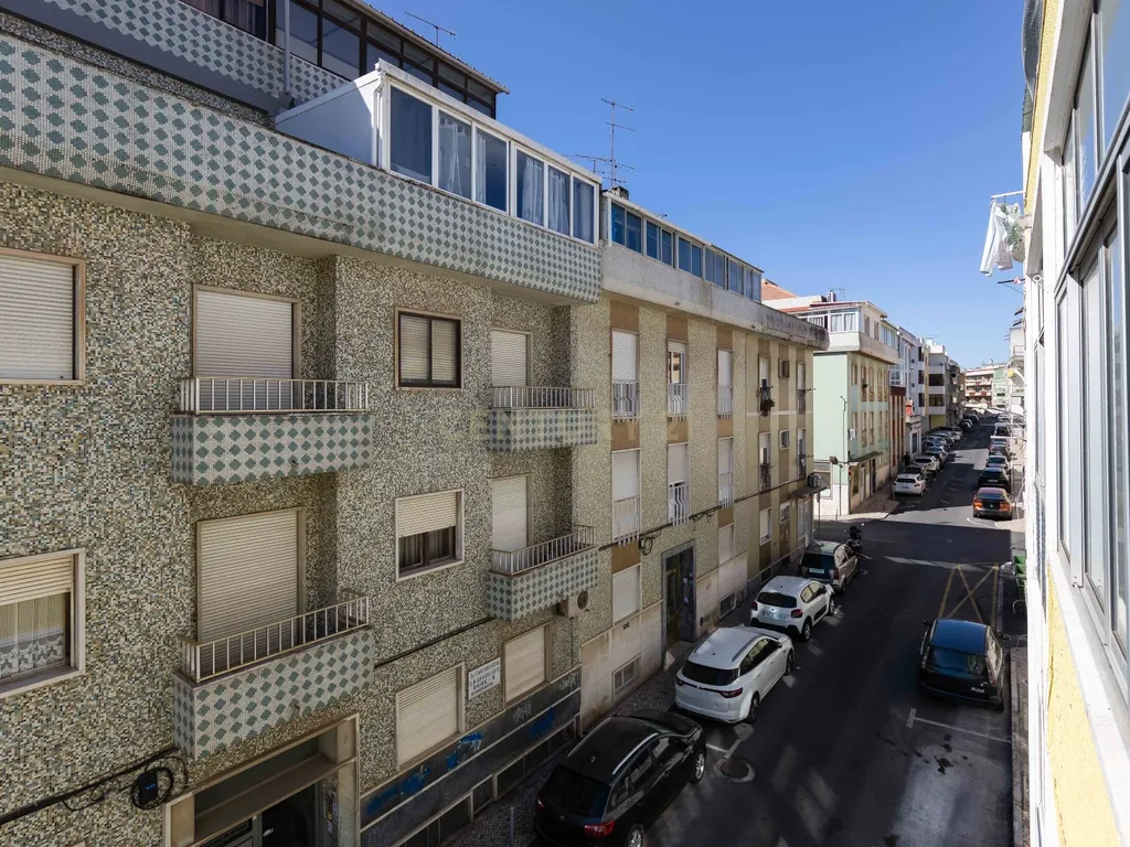 T2 renovado em 2024, cozinha equipada e excelente luminosidade em Queluz - Image 10