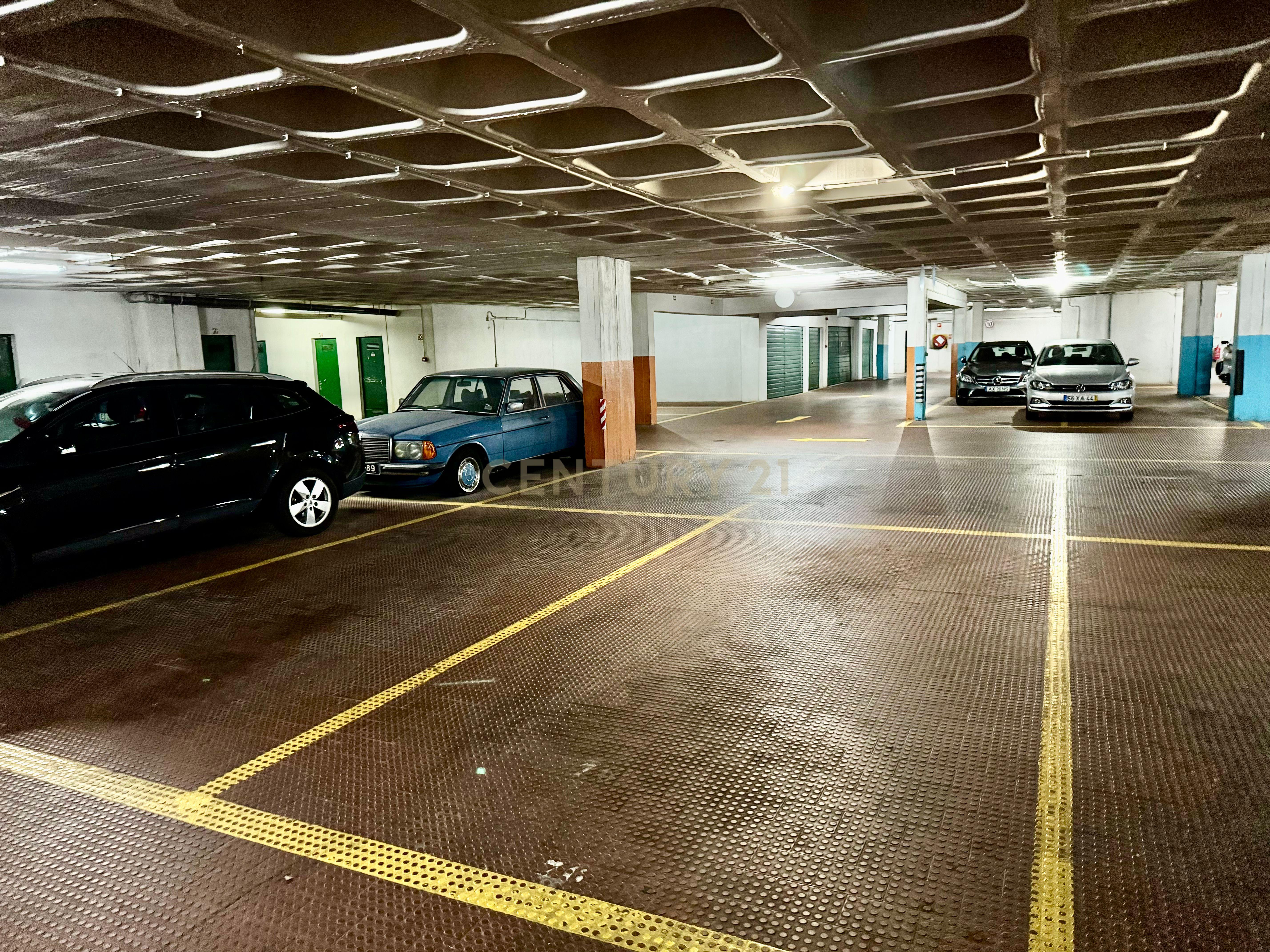 Fotografia 4 de Oportunidade de Investimento | T3 + Estacionamento + Loja | Oeiras