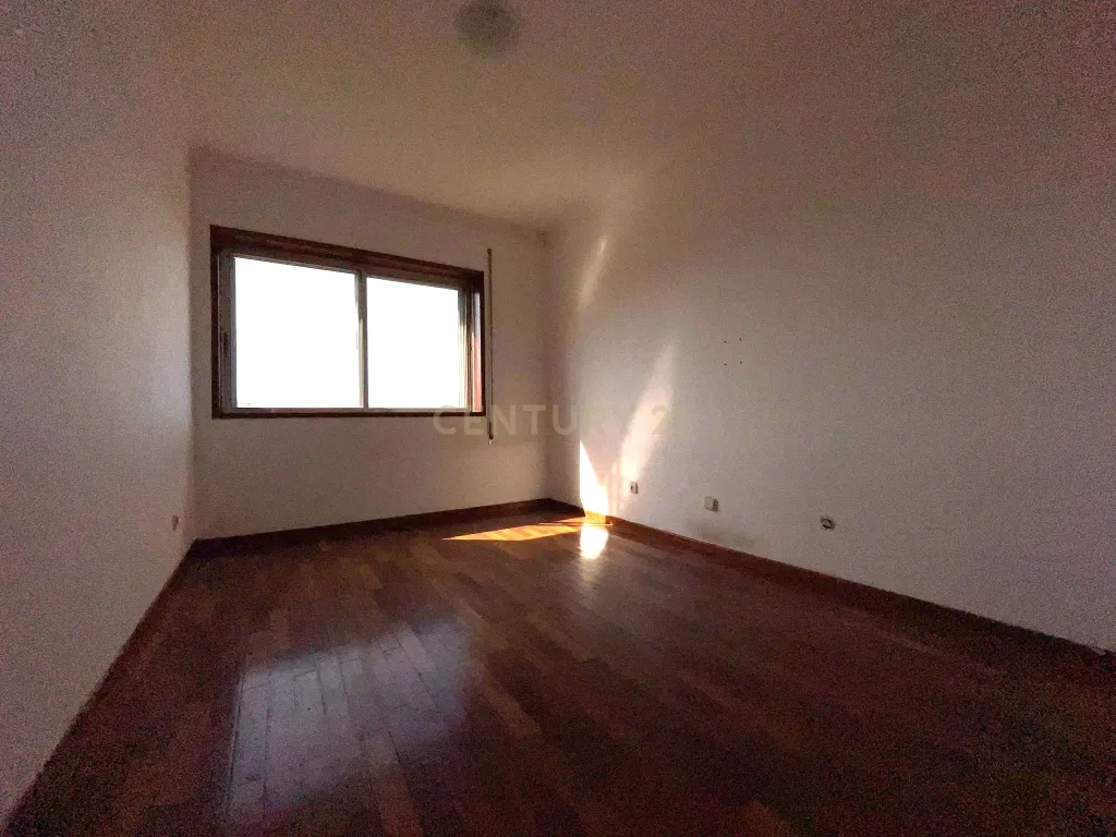 T3 em Vilar de Andorinho - Image 16