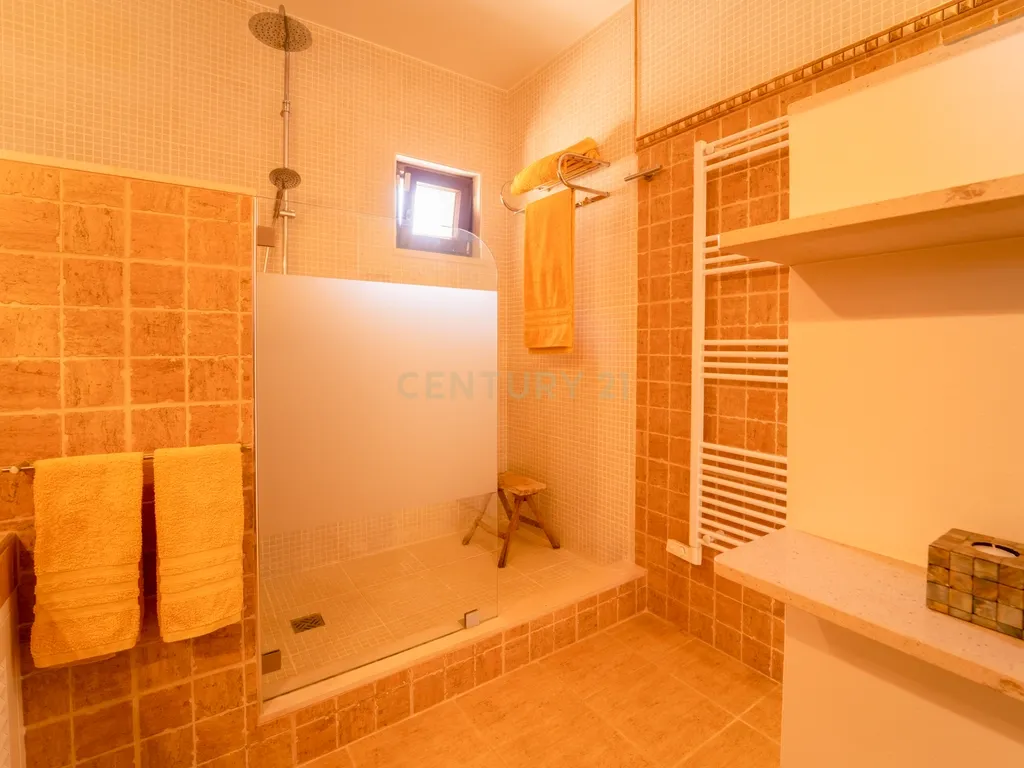 Propriedade com três habitações, piscina aquecida e sauna, num terreno de 10.000 m² - Image 62