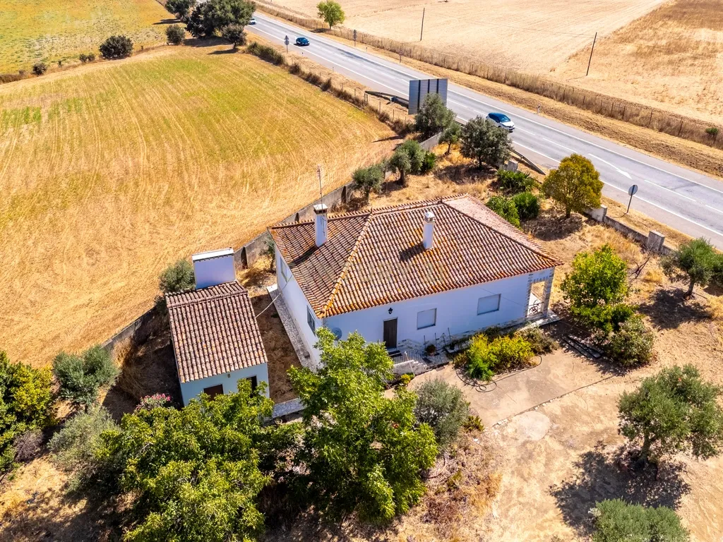 Propriedade, em Prédio Misto, com 17.000m2 localizada a 5Km de Estremoz - Image 4