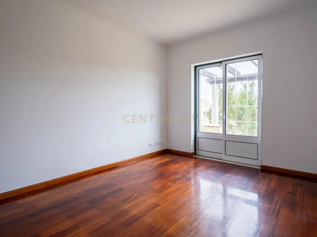 Moradia T5 - C/ terreno - Excelente estado - Image 20