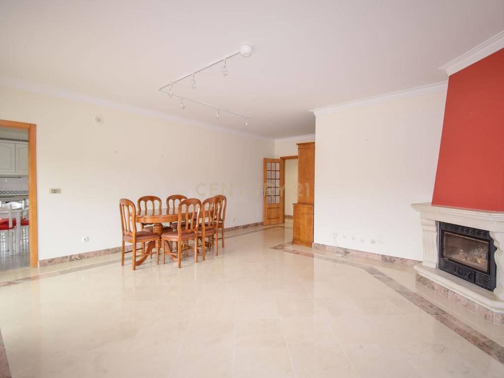 Apartamento T3 em Loures com Garagem - Image 3